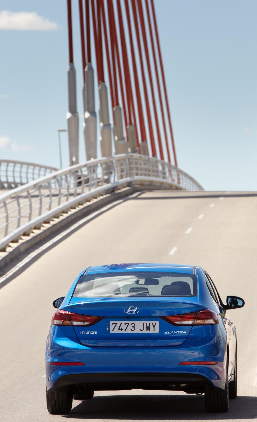  Hyundai Elantra 2016 года  (фото 14 из 30)